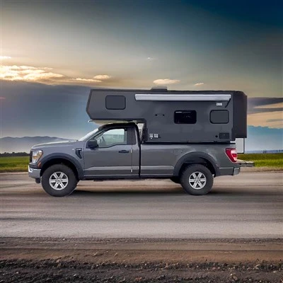 Spazioso rimorchio da viaggio, camper, roulotte, per sperimentare il massimo comfort sulla strada
